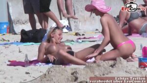 Öffentliche Lesbenspiele im Urlaub mit Blondinen