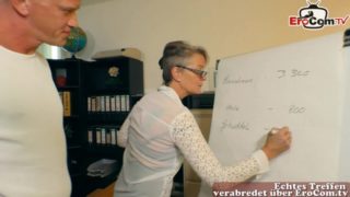 Reife Schuldenberaterin verführt Mr.Jungle