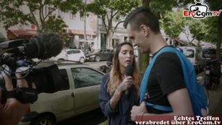 Öffentliches Straßencasting für Sex Blind date