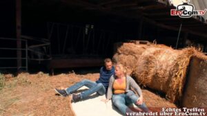 Fette deutsche Blondine hat Sex auf dem Bauernhof