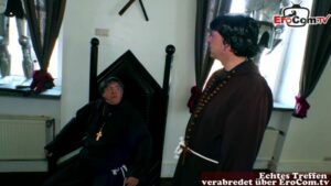 Mönch verführt die russische Putzfrau zum Sex