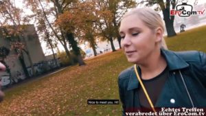 Junge Frau in Nylons gefilmt bei echtem Blinddate