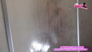 Selbstgefilmter Analsex beim Duschen mit Blondine